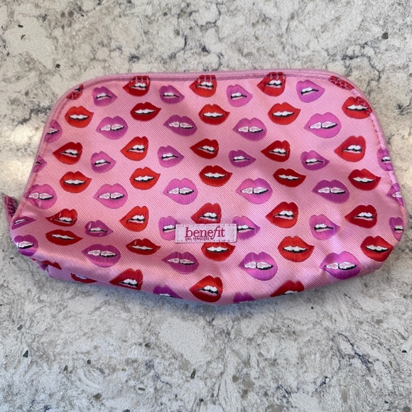 Benefit Make-up bag with Lips on it - Picture 1 of 7